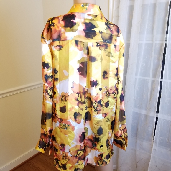 T Tahari
Printed Tonal Stripe Shirt
M - Picture 4 of 7